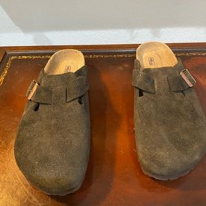 Boston Birkenstocks, brown suede size 41. Worn once basically new.